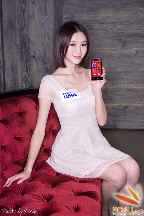 Người đẹp khoe dáng bên smartphone Nokia Lumia 3