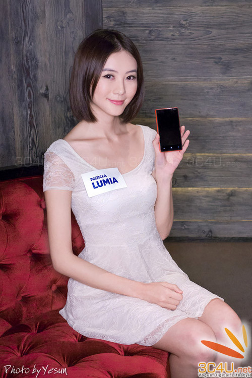 Người đẹp khoe dáng bên smartphone Nokia Lumia 4