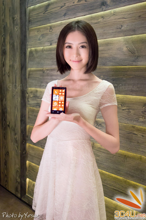 Người đẹp khoe dáng bên smartphone Nokia Lumia 5