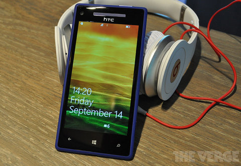 htc-8x-cong-bo-gia-ban-tai-viet-nam-gan-14-trieu-vnd