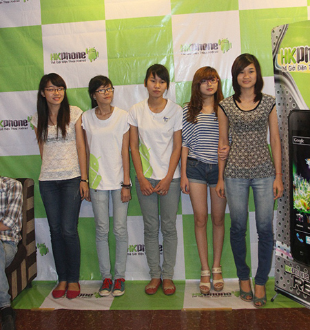 soi-dong-buoi-offline-miss-hkphone-tai-ha-noi