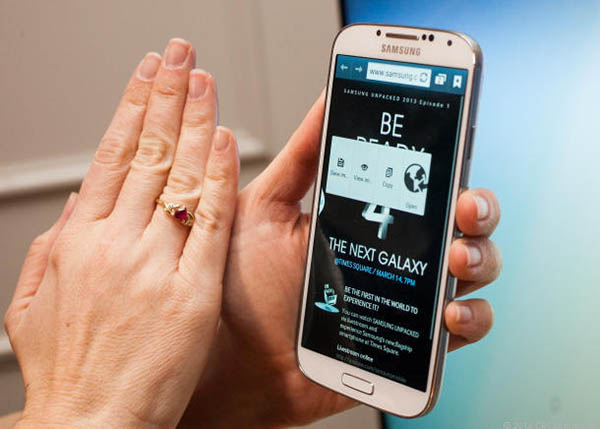 Samsung Galaxy S4: Air View, tính năng cảm biến sáng giá 1