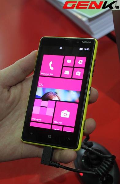 Hình ảnh đầu tiên của smartphone tầm trung Lumia 820 tại Việt Nam 1