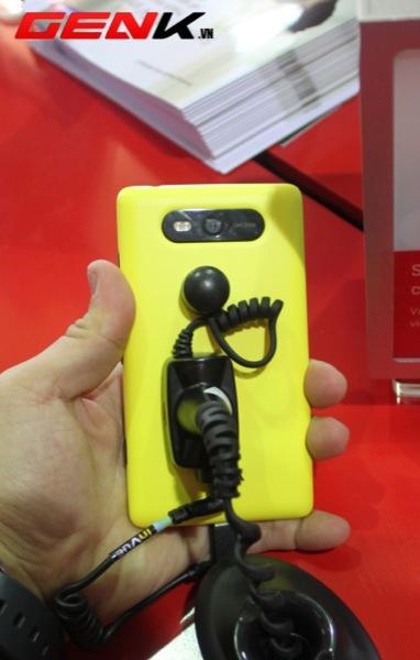 Hình ảnh đầu tiên của smartphone tầm trung Lumia 820 tại Việt Nam 2