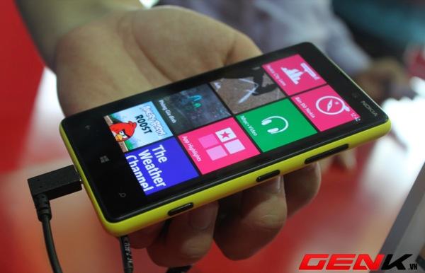Hình ảnh đầu tiên của smartphone tầm trung Lumia 820 tại Việt Nam 3
