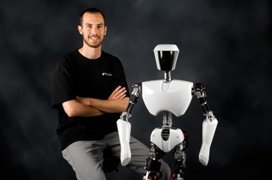 charli2-robot-linh-hoat-biet-nhay-gangnam-style