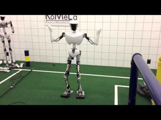 charli2-robot-linh-hoat-biet-nhay-gangnam-style