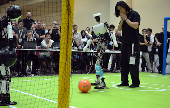 charli2-robot-linh-hoat-biet-nhay-gangnam-style
