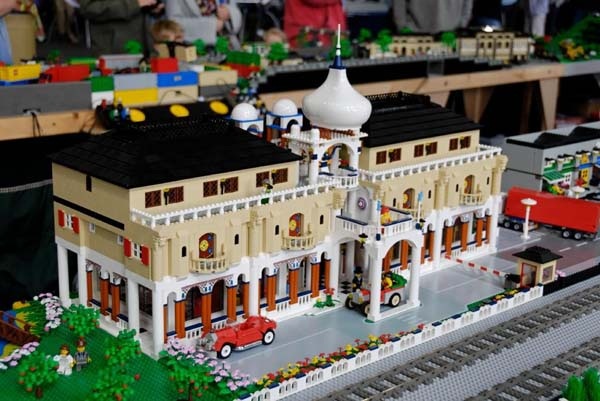 Kh&aacute;m ph&aacute; chặng đường th&agrave;nh c&ocirc;ng đầy gian nan của tập đo&agrave;n Lego 5