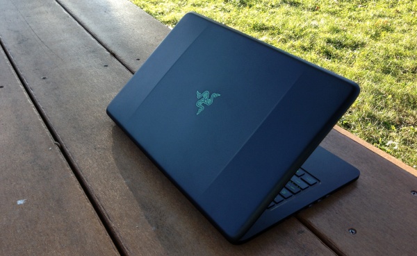 Razer Blade (2012): Đắt liệu c&oacute; "xắt ra miếng"? 2