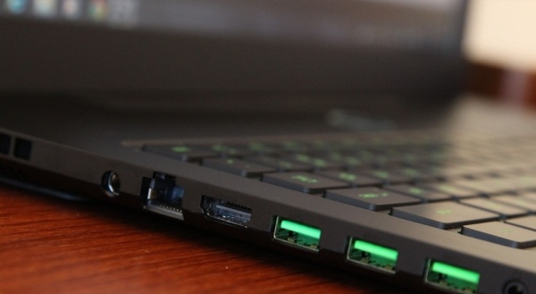 Razer Blade (2012): Đắt liệu c&oacute; "xắt ra miếng"? 8