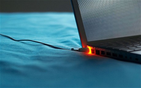 Cắm sạc laptop khi pin đã đầy có gây hại không? 2