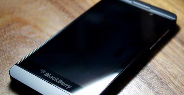 Fan cuồng BlackBerry cũng kh&ocirc;ng th&iacute;ch b&agrave;n ph&iacute;m cứng của X10 2