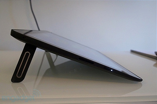 Dell ra mắt XPS 18: máy AIO lai tablet chạy Windows 8 1