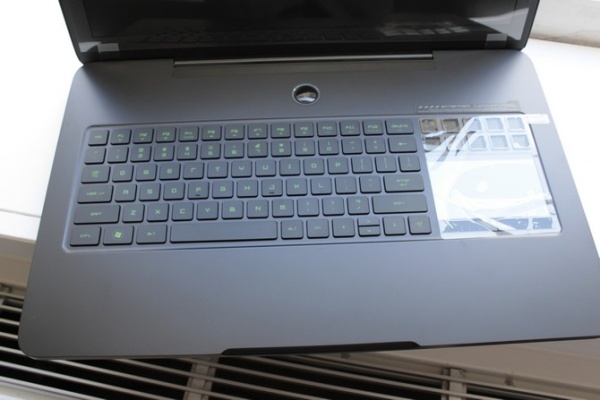 dap-hop-laptop-choi-game-razer-blade-the-he-2