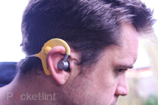 Tai nghe thể thao Denon AH &ndash; W150: M&agrave;u m&egrave; v&agrave; nhiều bass 2
