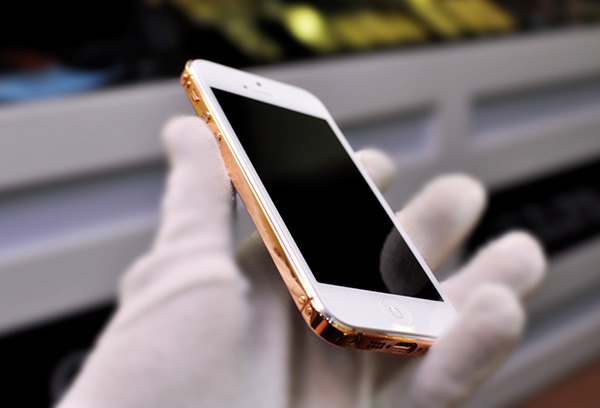 Golden Ace giới thiệu bộ vỏ bằng vàng cho iPhone 5 7
