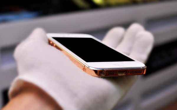 Golden Ace giới thiệu bộ vỏ bằng vàng cho iPhone 5 8