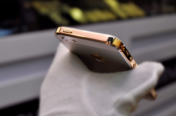 Golden Ace giới thiệu bộ vỏ bằng vàng cho iPhone 5 4