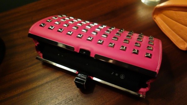 Rebecca Minkoff Boombox Clutch: Sự kết ho&agrave;n hảo của thời trang v&agrave; c&ocirc;ng nghệ 3