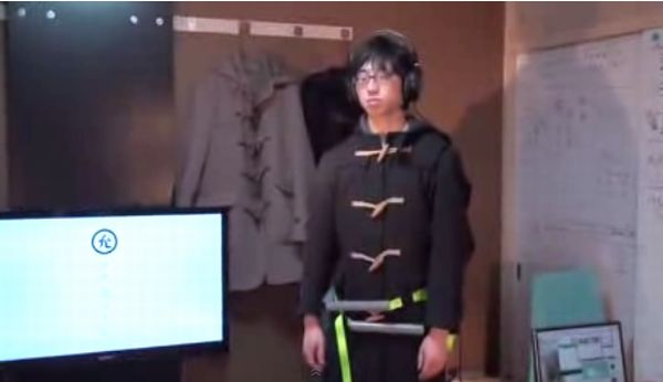 Sinh viên Nhật Bản chế tạo áo ôm eo dành cho người "độc thân" 1