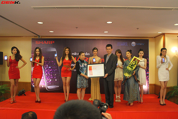 Sharp chính thức công bố 4 điện thoại mới tại Việt Nam 2