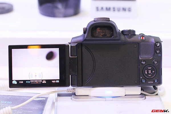 Cận cảnh loạt máy ảnh dòng NX của Samsung tại Việt Nam 29