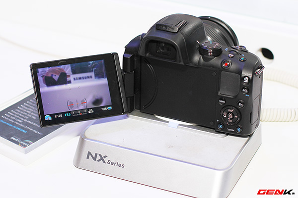 Cận cảnh loạt máy ảnh dòng NX của Samsung tại Việt Nam 30