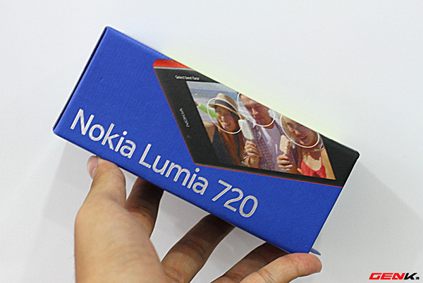 Mở hộp Nokia Lumia 720 chính hãng tại Việt Nam 1