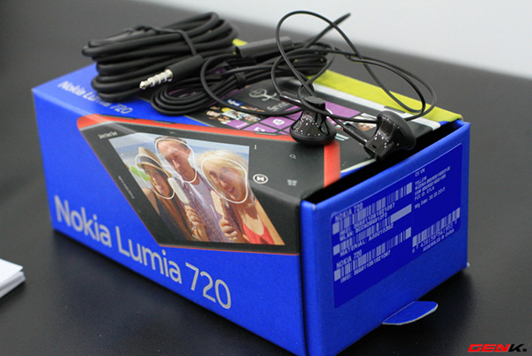 Mở hộp Nokia Lumia 720 chính hãng tại Việt Nam 3