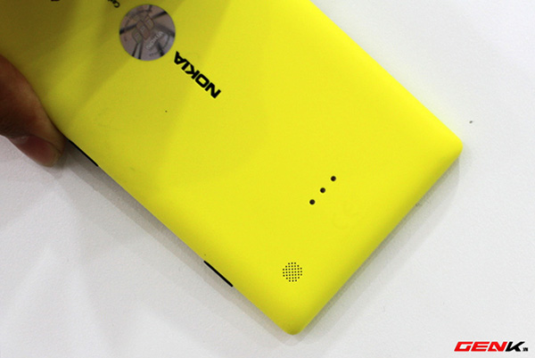 Mở hộp Nokia Lumia 720 chính hãng tại Việt Nam 6