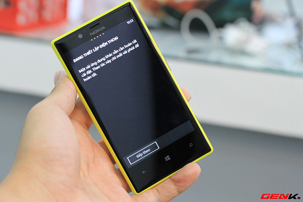 Mở hộp Nokia Lumia 720 chính hãng tại Việt Nam 2