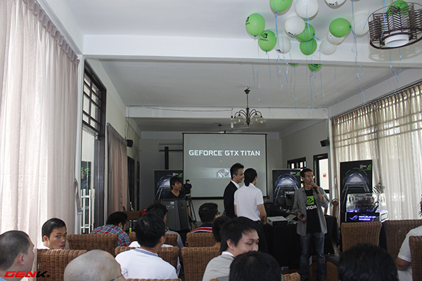 Game thủ h&agrave;o hứng trải nghiệm card đồ họa GeForce GTX Titan 3