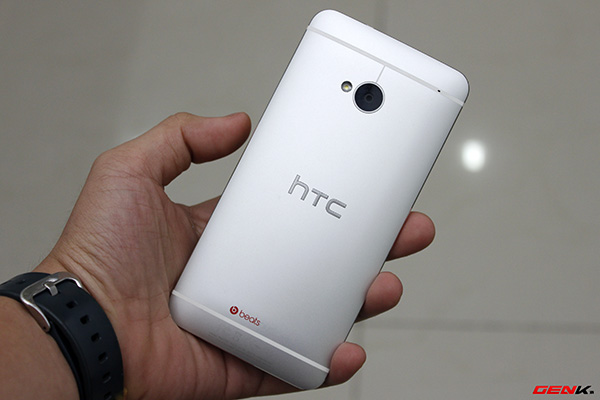 Mở hộp HTC One tại Việt Nam 9