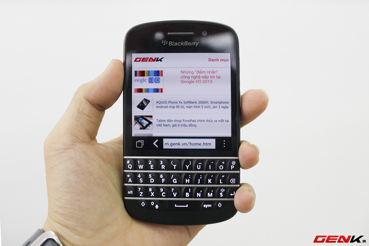 Mở hộp BlackBerry Q10 phi&ecirc;n bản thương mại tại Việt Nam 2