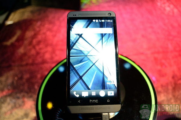 HTC One vs HTC Droid DNA: "Quái vật" đụng độ hàng khủng 4