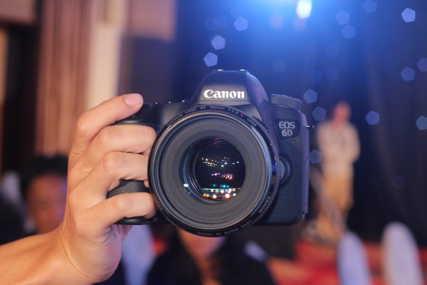 canon-eos-6d-chinh-thuc-xuat-hien-tai-vn-fullframe-nho-gon-nhat-the-gioi-tich-hop-wifi