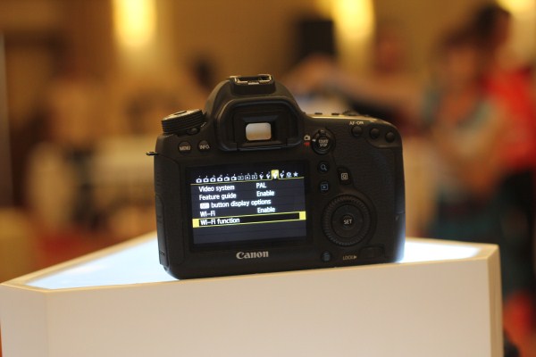 canon-eos-6d-chinh-thuc-xuat-hien-tai-vn-fullframe-nho-gon-nhat-the-gioi-tich-hop-wifi