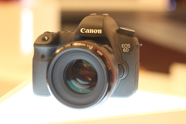 canon-eos-6d-chinh-thuc-xuat-hien-tai-vn-fullframe-nho-gon-nhat-the-gioi-tich-hop-wifi
