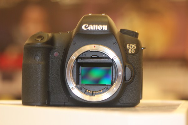 canon-eos-6d-chinh-thuc-xuat-hien-tai-vn-fullframe-nho-gon-nhat-the-gioi-tich-hop-wifi