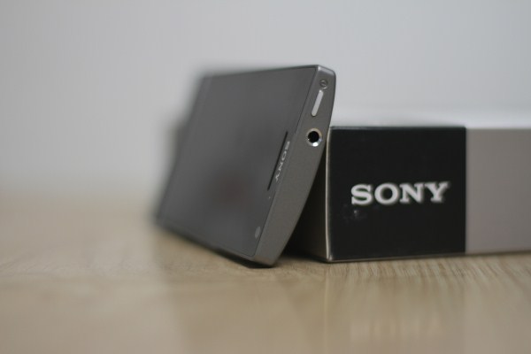 ngam-xperia-sl-mau-hong-va-xam-tai-vn