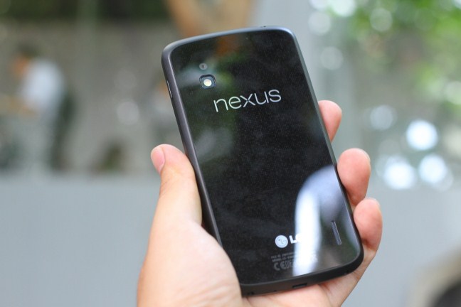 Đập hộp LG Nexus 4 đầu ti&ecirc;n tại Việt Nam 2