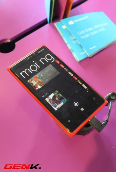 Cận cảnh Nokia Lumia 920 tại Việt Nam: Điện thoại đẹp, giá 13,999 triệu đồng 2