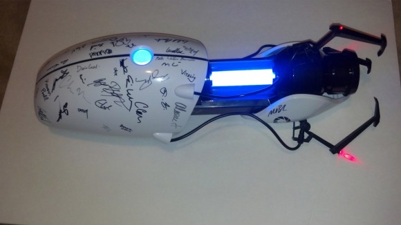 Chiếc Portal Gun c&oacute; chữ k&yacute; của Valve được b&aacute;n đấu gi&aacute; l&agrave;m từ thiện 1
