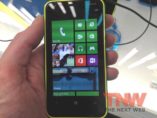 Cận cảnh điện thoại gi&aacute; rẻ chạy WP8: Nokia Lumia 620 1