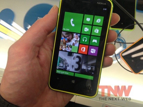 Cận cảnh điện thoại gi&aacute; rẻ chạy WP8: Nokia Lumia 620 3