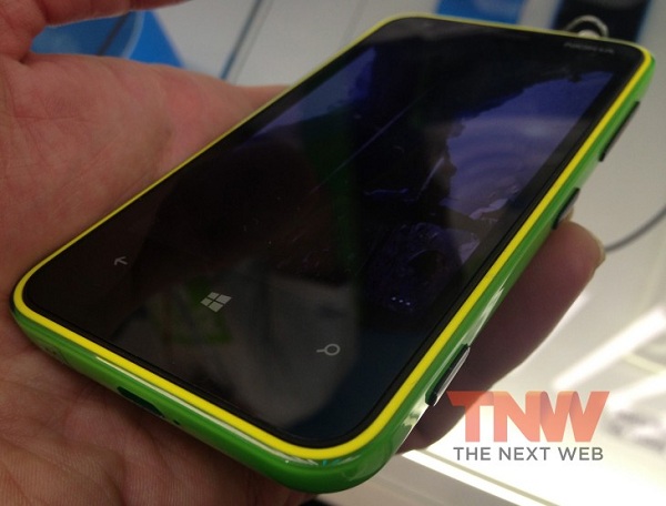Cận cảnh điện thoại gi&aacute; rẻ chạy WP8: Nokia Lumia 620 4