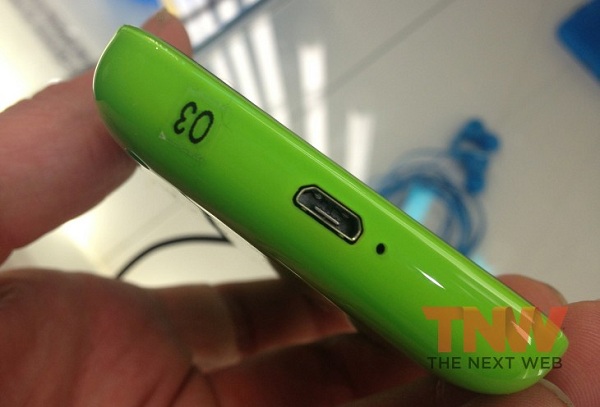 Cận cảnh điện thoại gi&aacute; rẻ chạy WP8: Nokia Lumia 620 5