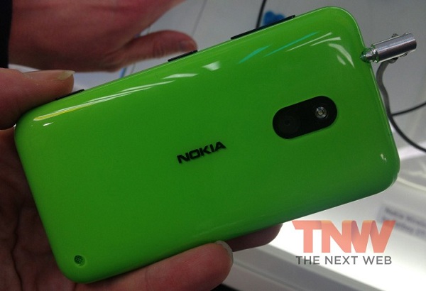 Cận cảnh điện thoại gi&aacute; rẻ chạy WP8: Nokia Lumia 620 7