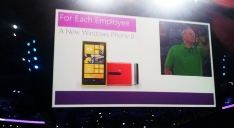 toan-bo-nhan-vien-microsoft-duoc-tang-bo-3-san-pham-cong-nghe-cuc-hot